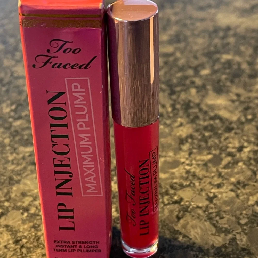 Too Faced Lip Injection Maximum Plump in Yummy Bear smells like gummy bears 🐻